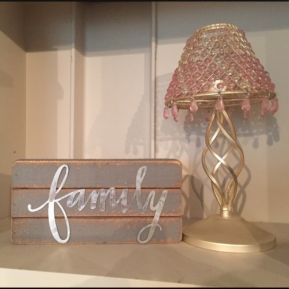 🥳2/$15 — Wood Wall Sign “Family” Show your Love!! Great Condition Home Decor - Picture 3 of 5